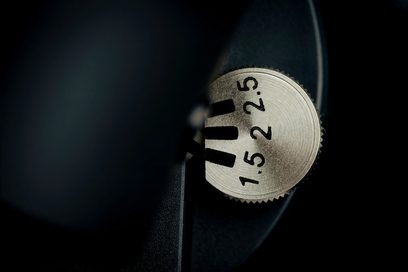 Hi-fi Pro-Ject T2 Super Phono platenspeler met een metalen cirkelvormige wijzerplaat gegraveerd met de cijfers 1.5, 2, 2.5 en concentrische groeven