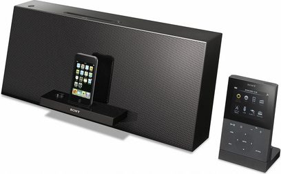 Černý Hi-Fi mini systém Sony NAS-Z200IR, pohled zepředu s reproduktorem, dokovací stanicí pro iPhone a dálkovým ovládáním
