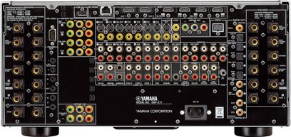 Wzmacniacz kina domowego Yamaha DSP-Z11 w kolorze czarnym, widok z przodu, liczne gniazda audio i wideo, przyciski i pokrętła regulacyjne