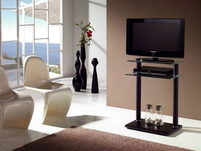 Gisan PLS06NE sort TV-møbel, 2 glashylder, set forfra i en moderne stue med hvid sofa og dekorative vaser