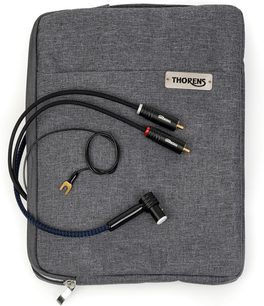 Vista dall’alto di un cavo phono Thorens PhonoConnect PHS 150 DIN-RCA 1,5 m con guaina intrecciata in nylon nero e blu, connettore DIN angolato nero, due RCA metallici neri con anelli rosso e bianco, filo di massa sottile con forcella dorata