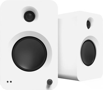 Paar Kanto REN matwitte draadloze luidsprekers, rechthoekige behuizingen van stevig materiaal met matte afwerking, zwarte midwoofer, verzonken zwarte tweeter, draaiknop en indicatorlampjes aan de voorzijde, driekwart vooraanzicht