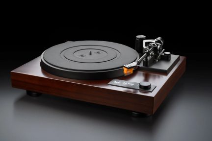Giradischi Dual CS 718Q visto di tre quarti, finitura effetto legno, piatto nero e testina arancione