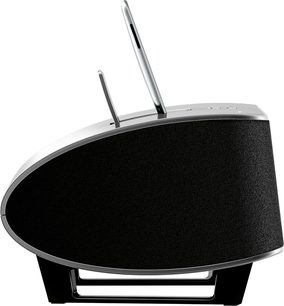 Pioneer XW-NAS3 sort multimedie-højttaler, set forfra i en vinkel, med dock til smartphone og udfoldet sølvfarvet antenne