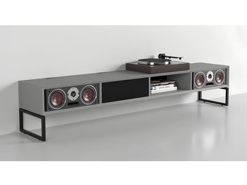 AV nábytok Clic Classic Series Model 141 v matnej sivej, kovové nohy, stredový látkový panel a vstavané reproduktory