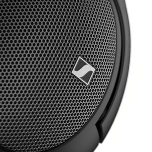 Open bedrade hifi-hoofdtelefoon Sennheiser HD 550 met zwarte geperforeerde ronde grille en zilverkleurig logo in de vorm van een afgeronde vierhoek.