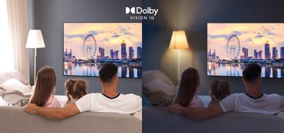 TCL 65X925 TV-skærm, der viser et billede af skyskrabere ved solnedgang, set forfra i to forskellige stuer