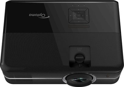 Optoma UHD370X sort videoprojektor, set forfra, sølvfarvet "Optoma"-logo, forskudt objektiv, ventilationsgitter, kontrolknapper
