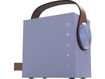 Bærbar bluetooth-højttaler Morel Biggie i lyseblåt tekstureret plast, trekvart forfra, kubisk form med buet brun hank, stor sølvfarvet drejeknap på højre side og række af hvide piktogrammer på fronten