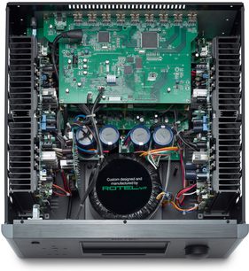 Rotel RAP-1580MKII sort hjemmebiograf-forstærker, indvendigt billede af elektroniske komponenter på grønt printplade, sort ventilator