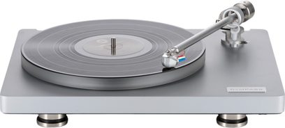ClearAudio Compass hi-fi platenspeler in matgrijs geborsteld aluminium, grijze ronde draaitafel, zilverkleurige toonarm en cilindrische metalen pootjes, frontaal licht van bovenaf gezien