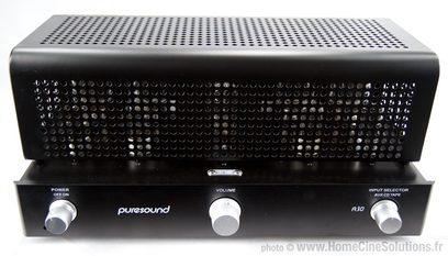 Puresound A30 sort rørvakuumforstærker, set forfra. Sort perforeret front, 3 sølvfarvede knapper, hvidt logo