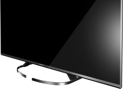 Panasonic TX-50EX700E fladskærms-tv, sort skærm slukket set fra tre kvarter vinkel, sølvfarvet buet metalfod