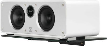 Hvid Q Acoustics QA2130 centralhøjttaler, set forfra, med to sorte højttalere og beskyttelsesgitter