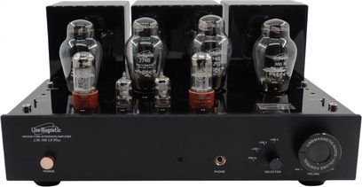 Line Magnetic LM-300IA sort integreret stereo rørforstærker, sort mat metalchassis og lakeret top med synlige glasrør, tre transformatorhætter bagpå, kobberfarvet power-knap, stor volumenkontrol, vælger og hovedtelefonudgang på fronten, set forfra