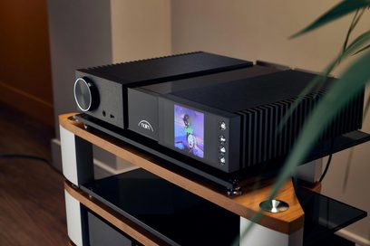 Naim Audio NSC 222 sort forstærker, set forfra i et skråt perspektiv, med farvedisplay der viser et billede