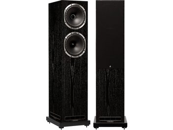 To Fyne Audio F502S gulvhøjttalere i sort asketræ, den ene med frontgitter, den anden med to enheder, set forfra