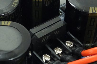 Zesilovač Nuprime AMG STA Silver, detailní pohled na přední panel, stříbrné otočné knoflíky, pozlacené konektory