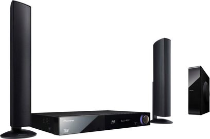 Pioneer BCS-FS515 hjemmebiografsystem bestående af en Blu-ray-afspiller, to gulvhøjtalere, to kompakte højttalere og en basreflekskabinet set forfra