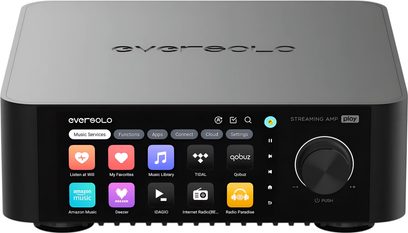 Integrert stereo hi-fi-forsterker EverSolo Play, mørkgrått aluminiumskabinett med svart glassfront som har en sentralt plassert fargeberøringsskjerm og en stor sølvfarget dreieknapp til høyre, sett forfra med lett skrå vinkel