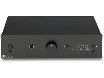 Integreeritud stereovõimendi Pro-Ject Uni Box S3 must, eestvaade suure kesknupu ja minimalistliku musta esipaneeliga