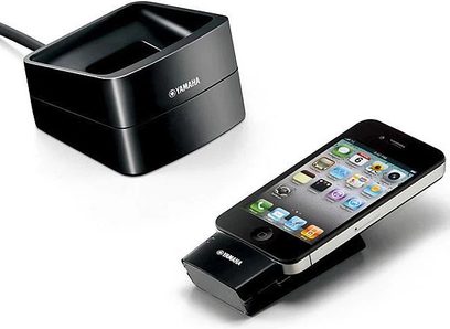 Yamaha YID-W10 dockingstation i blank sort til iPhone, set forfra og med iPhone placeret, minimalistisk design