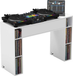 To pladespillere af mærket Reloop RP-8000 MK2 på et hvidt modulært Glorious møbel med opbevaringsplads til vinylplader