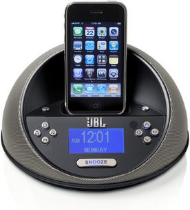 Cirkulær sort JBL On Time Micro dockingstation med LCD-skærm, der viser tid, dato og applikationsikoner, set forfra