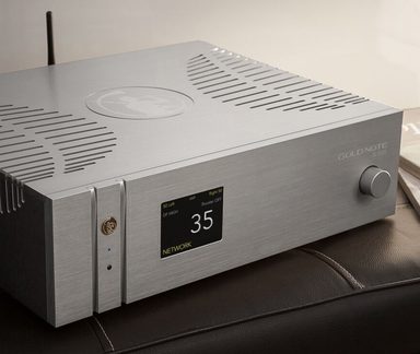 Srebrno brušen aluminijasti hi-fi aparat, pogled v tričetrtinskem kotu, zaslon, desni gumb, prezračevalne reže, zadnja antena
