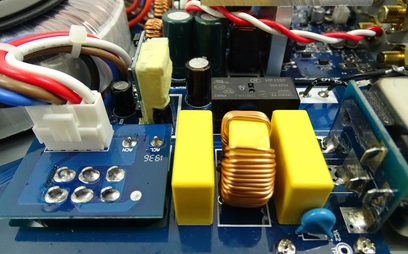 Zesilovač Nuprime AMG STA Silver, pohled na vnitřní elektronické součásti, toroidní transformátor, kondenzátory, tištěné spoje