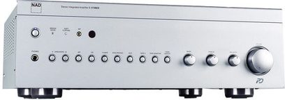 Priekinis NAD C375BEE DAC CT titano spalvos stereo stiprintuvo vaizdas, sidabrinė priekinė dalis, juodi mygtukai ir jungtys