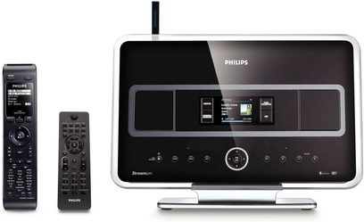 Philips WACS7500 sort hi-fi minianlæg med LCD-skærm, knapper, drejeknap, fjernbetjening, højttalere, set forfra