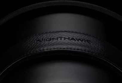 Audioquest Night Hawk Carbon hovedtelefoner, nærbillede af den sorte læderbetrukne hovedbøjle med det prægede Audioquest-logo