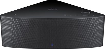 Trådløs tilsluttet Samsung WAM 750-højttaler, set forfra, sort gitter, knapper og logo øverst, blå lysindikator