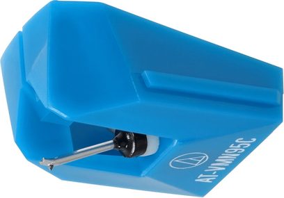 Diamant til pladespiller AT-VMN95C, blå vinklet krop, fin metalspids, perspektivisk visning, hvidt logo og tekst synlige