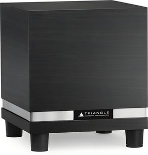 Subwoofer Triangle Thetis 300 nero cenere, box rettangolare in MDF con finitura in legno spazzolato scuro, decorato con una fascia metallica e il logo sul frontale, montato su quattro piedini cilindrici, vista di tre quarti anteriore