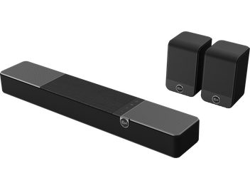 Soundbar Klipsch Flexus Core 100 nera con inserti metallici e due diffusori surround Surr 100 abbinati vista obliqua
