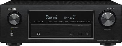 Černý domácí kino receiver Denon AVR-X1400H, pohled zepředu, modrý LED displej s nápisem "Dolby Atmos B-ray 49°", tlačítka a konektory na čelním panelu