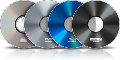 Quattro dischi ottici - CD, DVD, Blu-ray e Ultra HD Blu-ray - visti di fronte, allineati e parzialmente sovrapposti