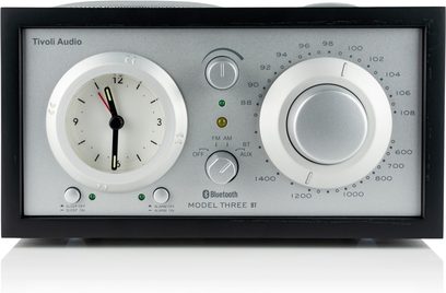 Radio til bordet Tivoli Model Three BT i sort asketræ, sølvfacade, forfra set, analog ur og stort FM/AM-urværk
