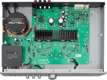 Ampli hi-fi intégré stéréo Rotel A8 noir, vue de dessus, carte de circuit imprimé verte, composants électroniques variés