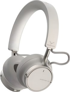 Căști audio Beyerdynamic AVENTHO 100 crem, structură din plastic și aluminiu bej satinat, cupe circulare închise cu orificiu indicator mic și balamale metalice, bandă de susținere căptușită asortată și cablu textil scurt care leagă casca dreaptă, vedere din trei sferturi dreapta
