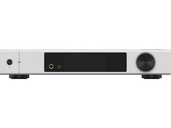Sieťový audio prehrávač Matrix Audio Element X2 v striebornej farbe z brúseného hliníka, pohľad spredu, predný panel s veľkým čiernym centrálnym displejom, dvoma slúchadlovými výstupmi s pozláteným lemovaním, čiernym tlačidlom napájania vľavo a čiernym ovládačom hlasitosti vpravo