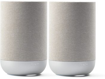 2 sidabrinių Denon Home 200 išmaniųjų kolonėlių rinkinys, priekinis vaizdas su smėlio spalvos tekstūruotomis grotelėmis