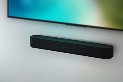 Podstawa głośnika Sonos Wspornik ścienny do Beam czarny, prostokątny, wydłużony, matowy czarny, widok z profilu na niebieskim rozmytym tle