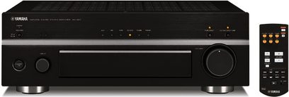 Yamaha AX-497 sort hi-fi stereoforstærker, set forfra, med knapper, drejeknapper, display og hovedtelefonstik på forsiden