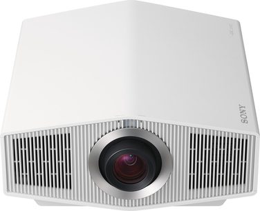 Bílý projektor Sony VPL-XW7000ES, pohled zepředu, objektiv uprostřed, boční ventilační mřížky, lichoběžníkový tvar