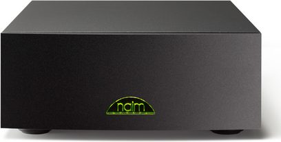 Matně černý obdélníkový zesilovač Naim Audio zepředu, uprostřed zelené logo „naim“