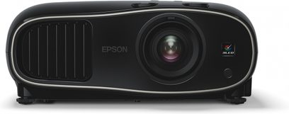 Epson EH-TW6600 sort videoprojektor, set forfra, centreret linse, sidehullede ventilationsgitre, knapper på toppen