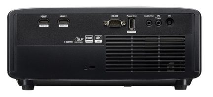 Zadní strana černého 4K DLP projektoru se dvěma porty HDMI, RS232, audio výstupem, napájením a větrací mřížkou